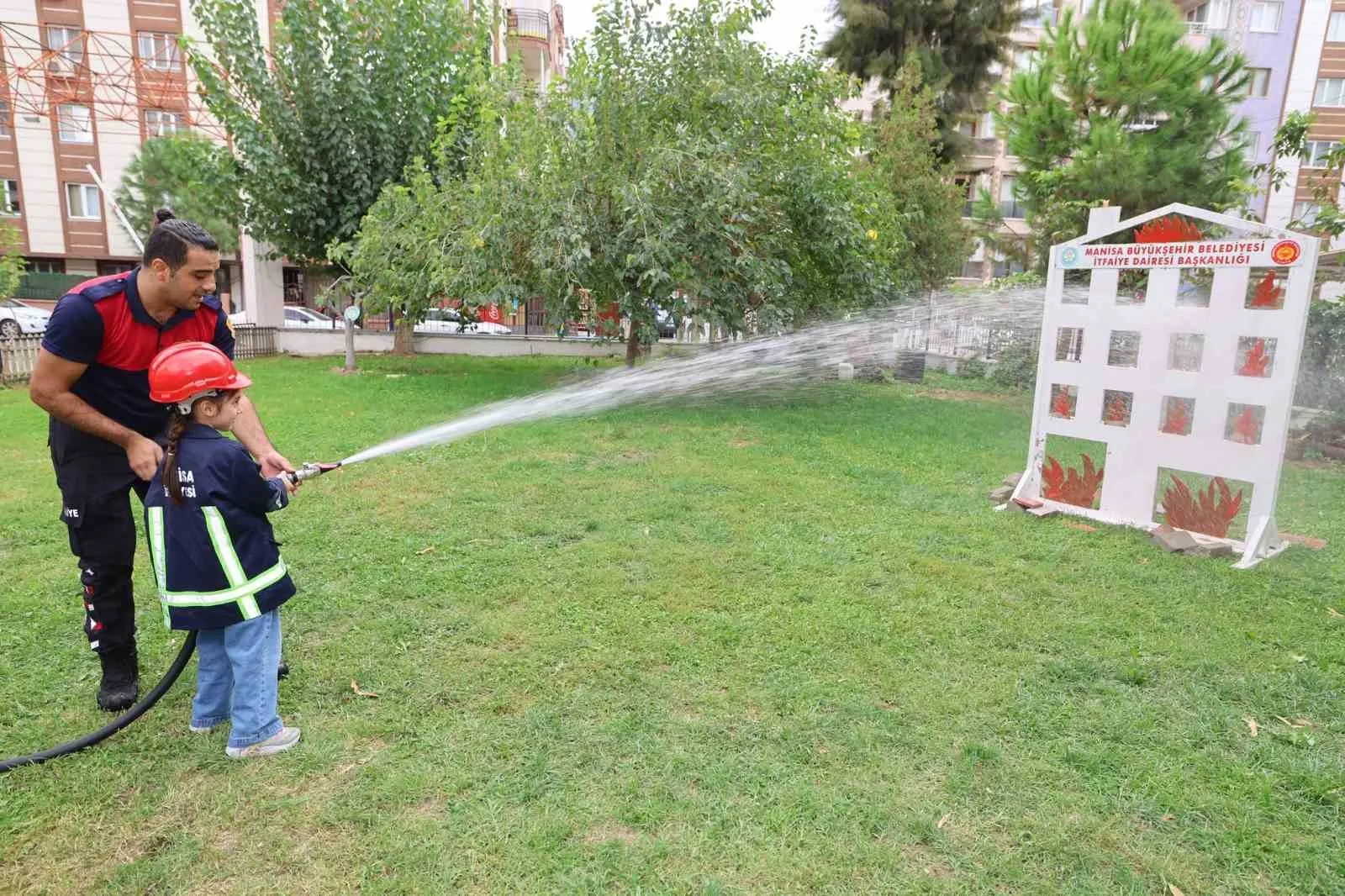 Minik kahramanlar itfaiye merkezinde: Yangın güvenliğini uygulamalı öğrendiler