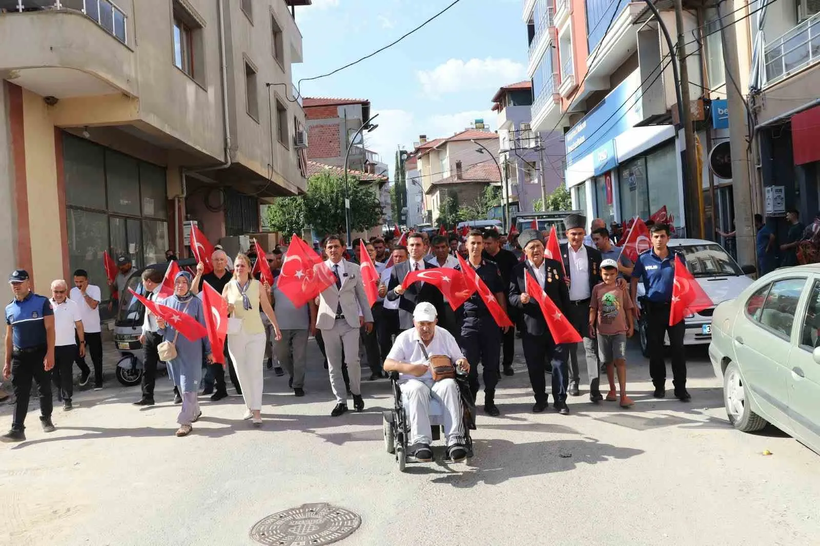 Selendi’de 104. Kurtuluş Coşkusu Sahneye Taştı: Başkan Daban, Hüseyin Kağıt’a Eşlik Etti