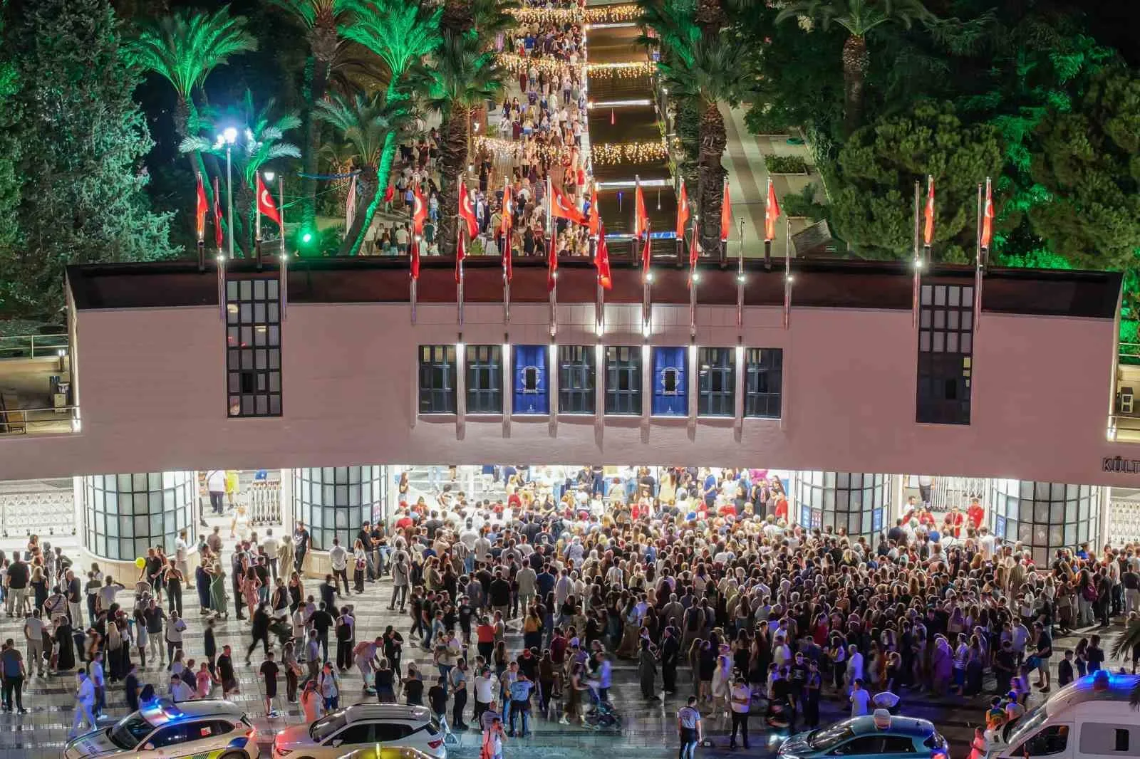 İzmir’in 95 yıllık geleneği Kültürpark’ta rekor ilgiyle taçlandı