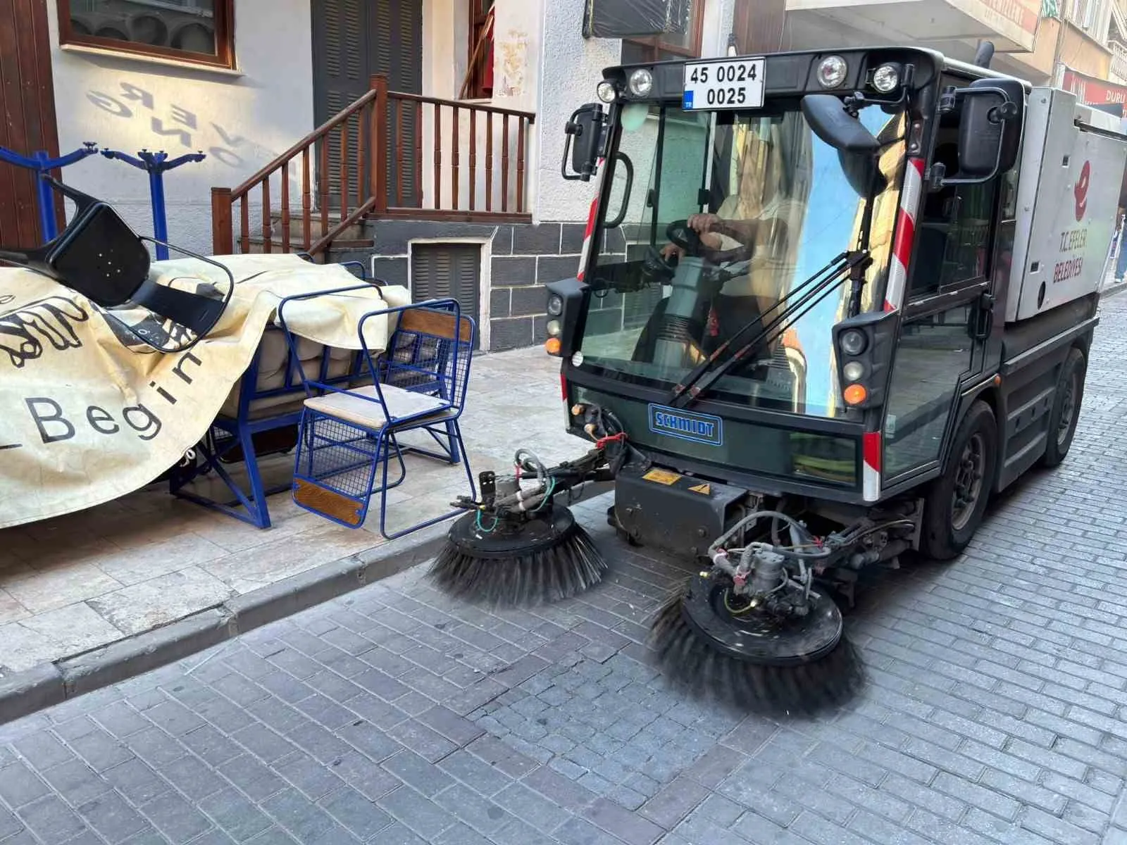 Efeler’de Sabah Mesaisi: Hasanefendi’de Sokaklar Güne Tertemiz Başladı