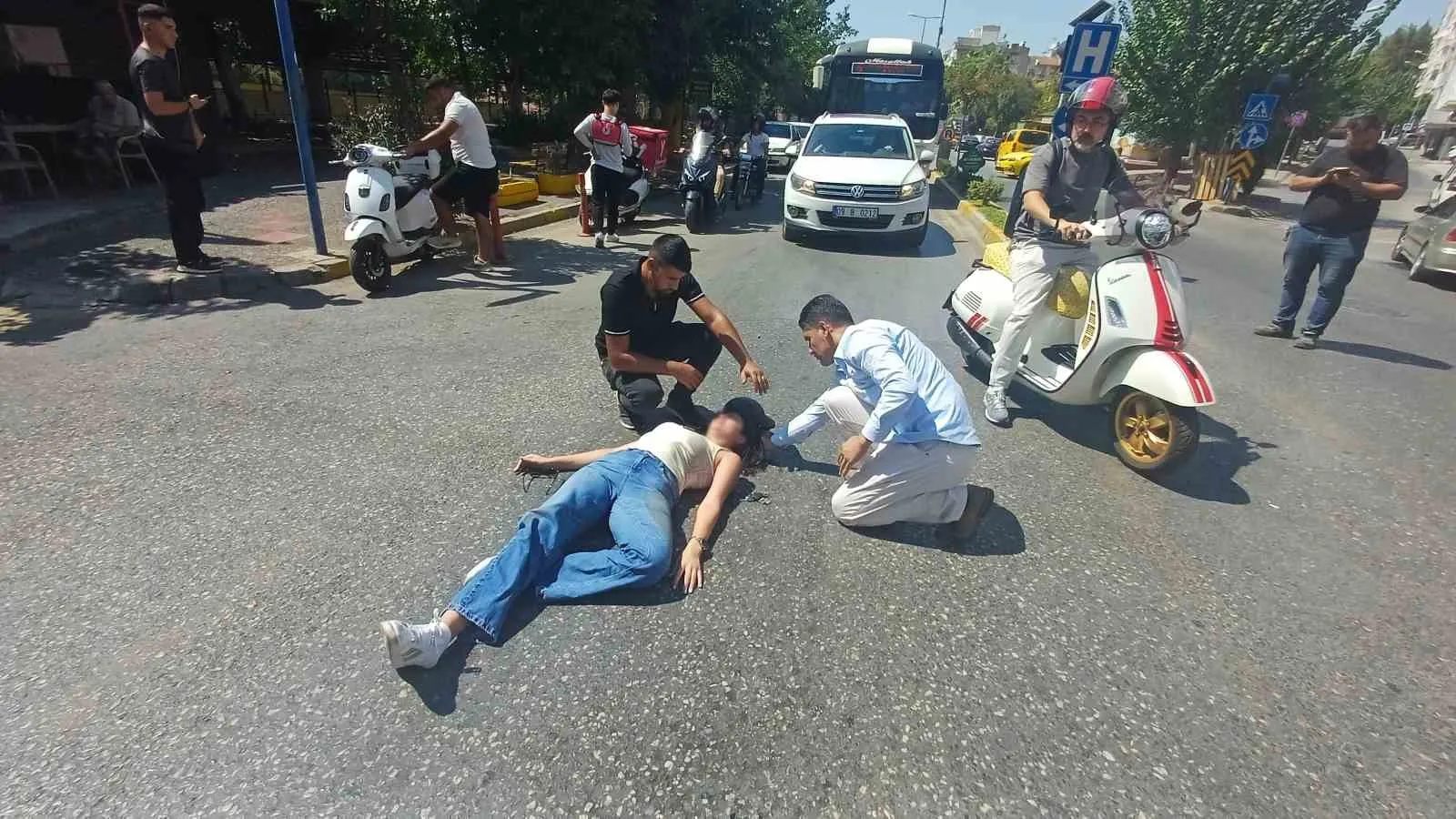 Efeler'de korkutan kaza: Ani fren motosikletliyi yola savurdu