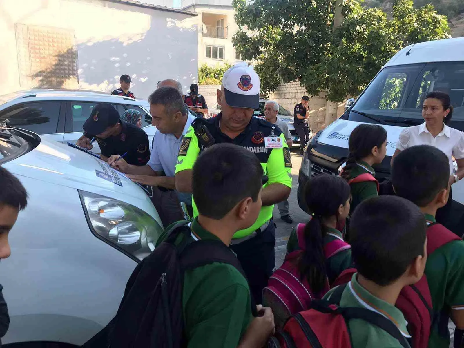 Koçarlı’da eğitim mesaisi başladı: Okul yollarında sıkı güvenlik çemberi