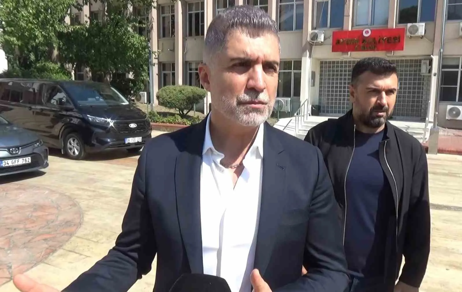 Özcan Deniz'den kardeşine adliye önünde tam destek: Bu dava tamamen haksız