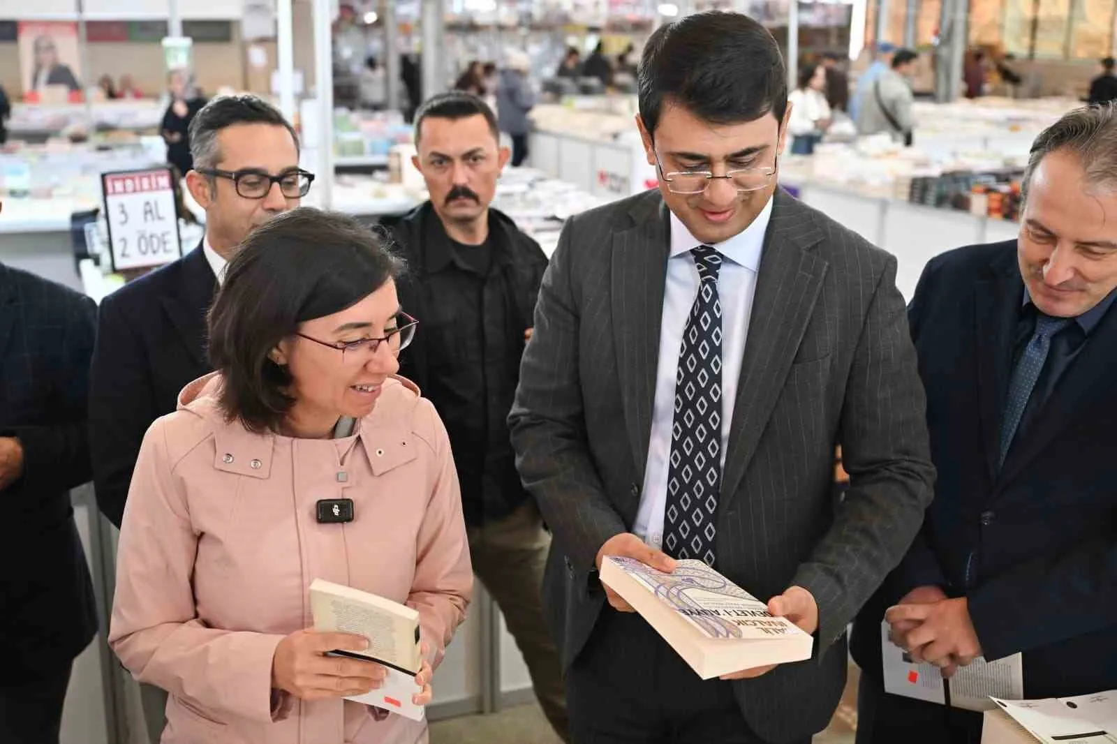 Uşak’ta edebiyat rüzgarı: Kitapseverler yazarlarla buluşuyor