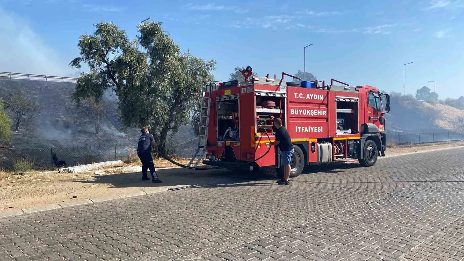 Efeler’de korkutan yangın: Trafik duman altında kaldı