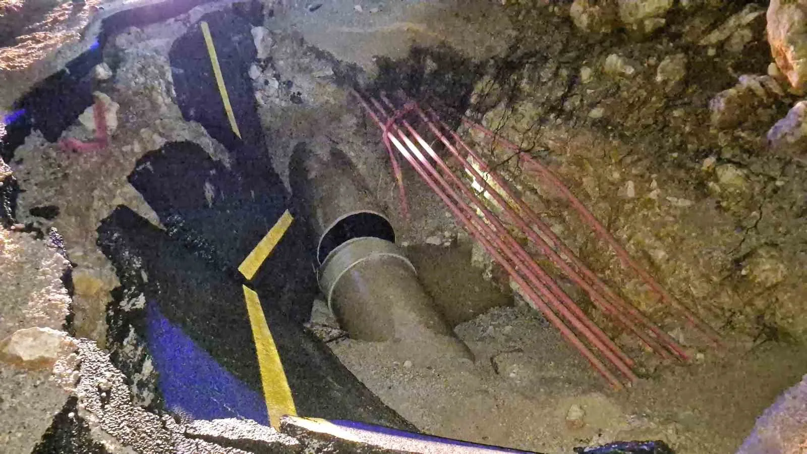 Bodrum'da geceyi aydınlatan patlama: Tonlarca su boşa aktı