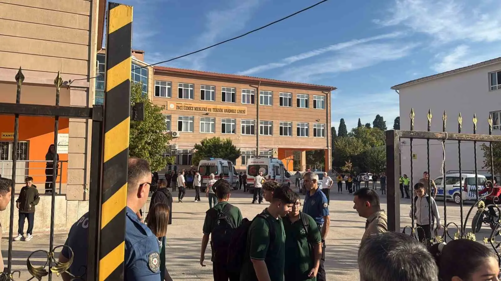 Turgutlu'da okul önünde silah sesleri: Veliler ve polis karşı karşıya geldi