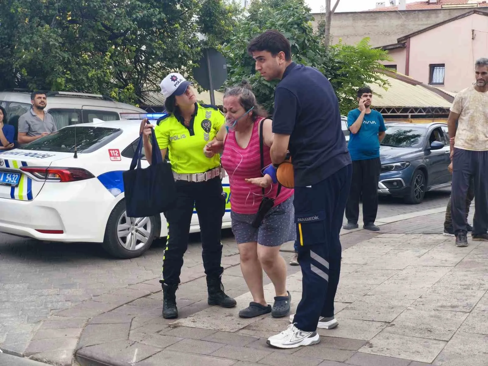 Denizli'de apartman yangını: Yatalak hastanın da aralarında bulunduğu iki kişi hastanelik oldu