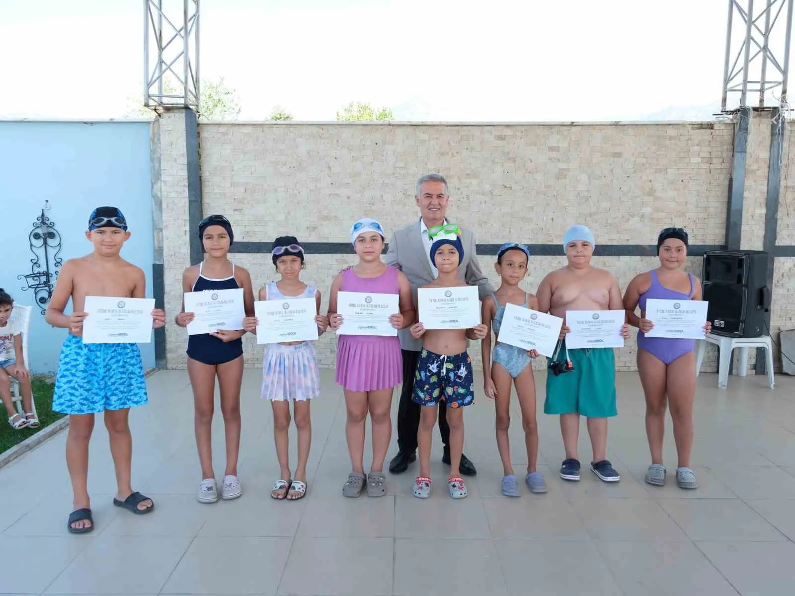 Buharkentli minikler için havuzda final: Başkan Erol’dan genç sporculara veda