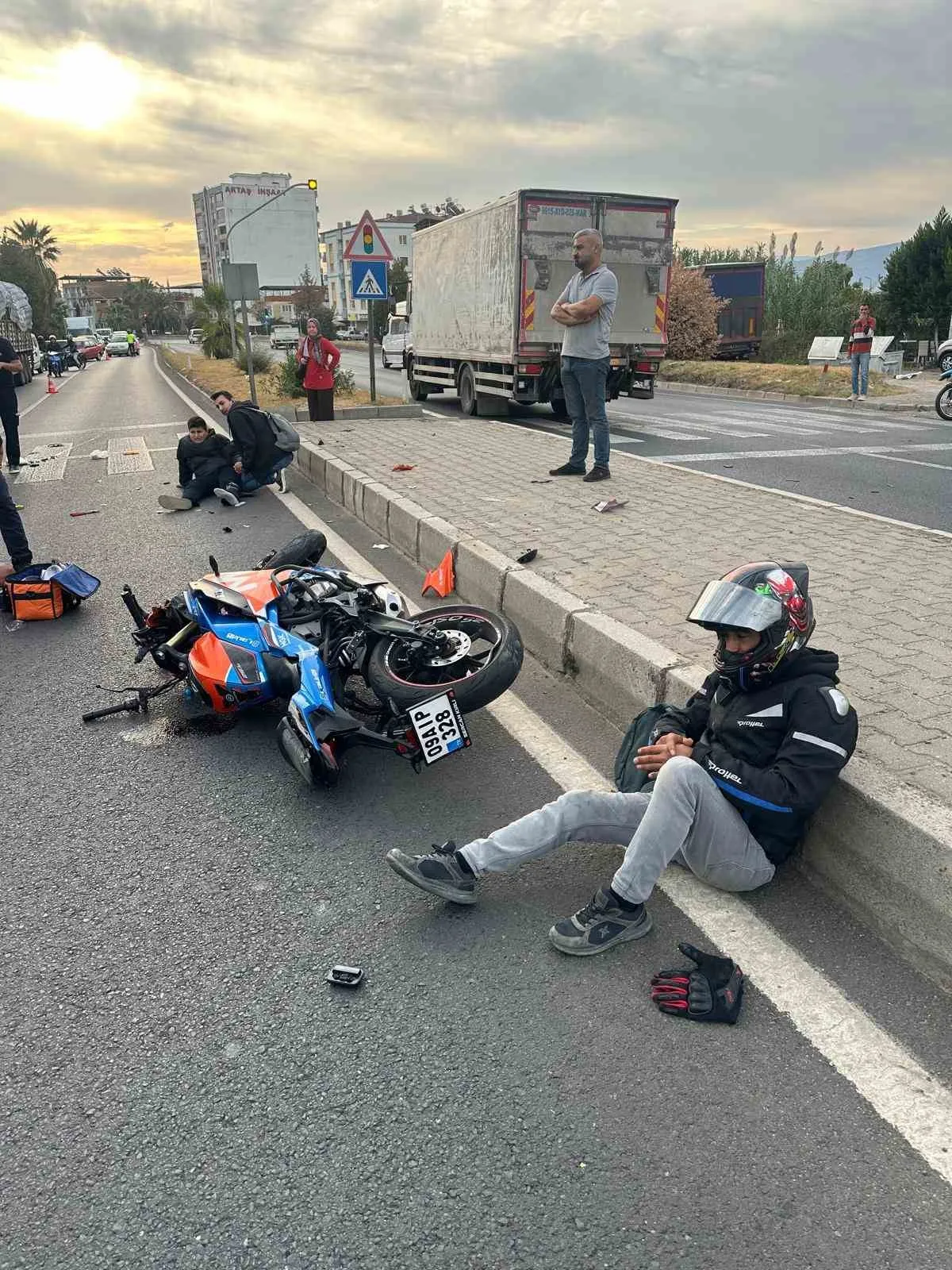Umurlu yolunda sabah saatlerinde korkutan kaza: Üç kişi yaralandı