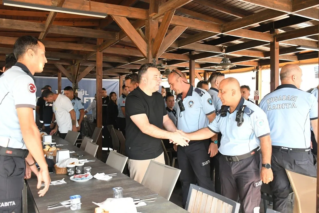 Kuşadası'nın görünmez kahramanları 200 yaşında: Belediye'den zabıta ekibine moral kahvaltısı