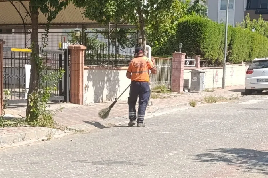 Efeler'de temizlik seferberliği: Sokaklar pırıl pırıl oldu
