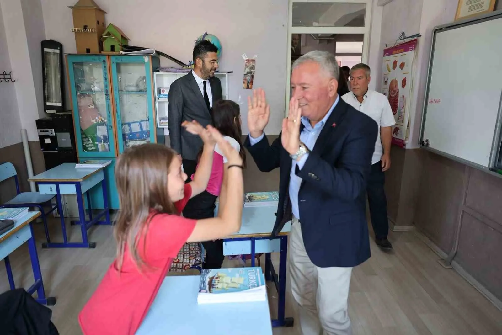 Honaz'da ders zili öncesi yüzleri güldüren hediye: 800 öğrenciye çanta desteği