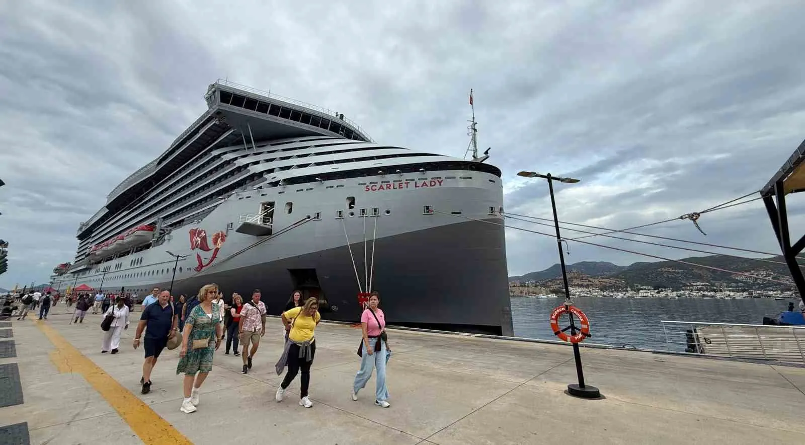 Ege'nin turizm merkezine dev ziyaret: Scarlet Lady Bodrum limanına demir attı