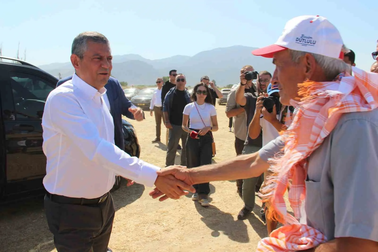 Üzümün başkentinde üretici isyanı: Özgür Özel'den acil müdahale çağrısı