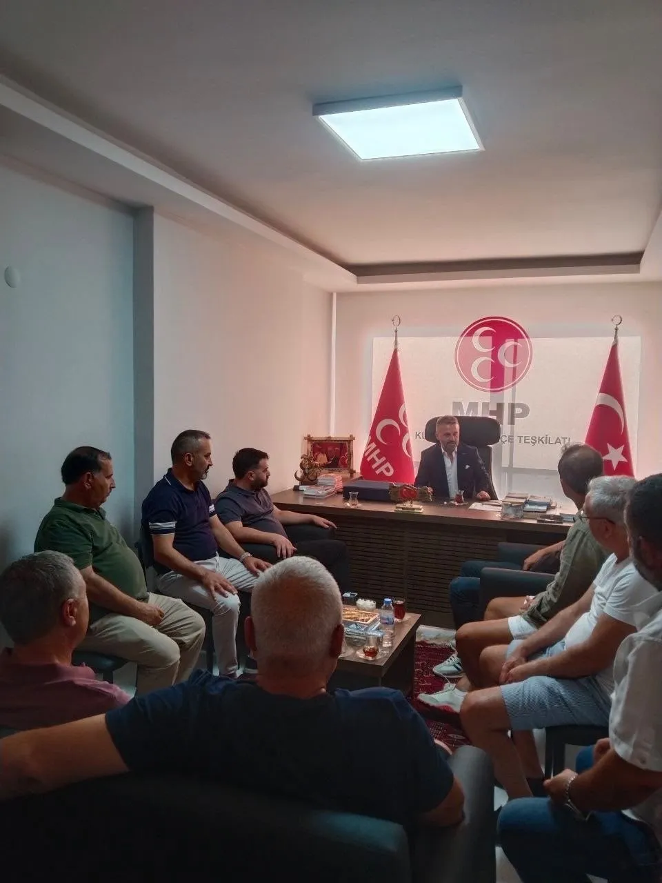 Kuşadası esnafından MHP’ye ziyaret: Turizm ve ticaret masaya yatırıldı