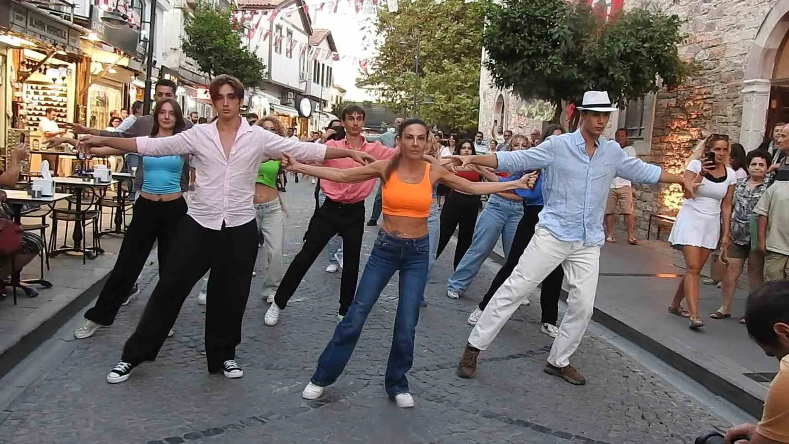 Çeşme’de ritim hiç düşmedi: İzmir Aşkına Derneği’nden çifte performans
