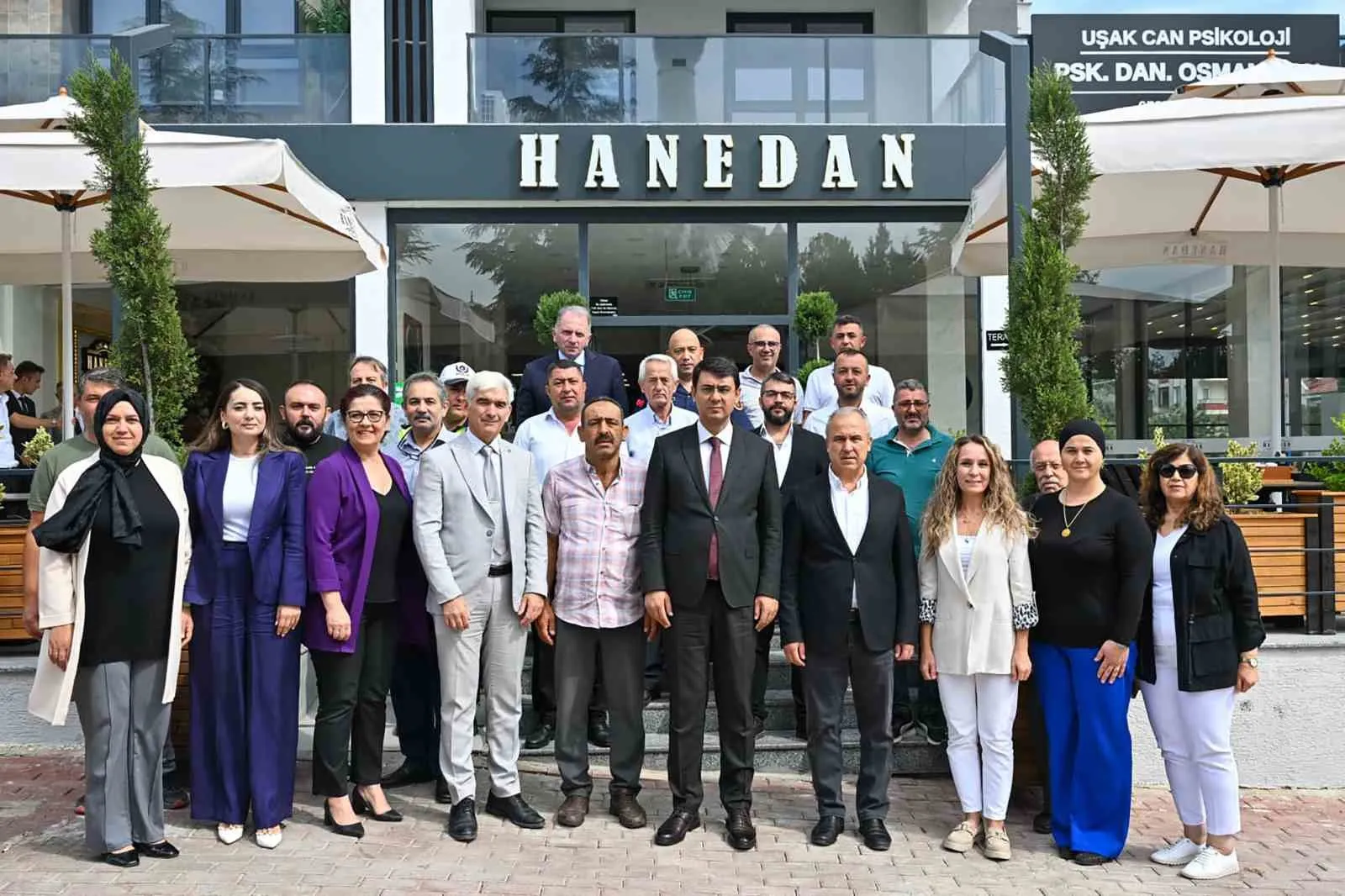 Uşak’ta mahallelerin nabzı kahvaltı masasında tutuldu: Vali Kartal muhtarları dinledi