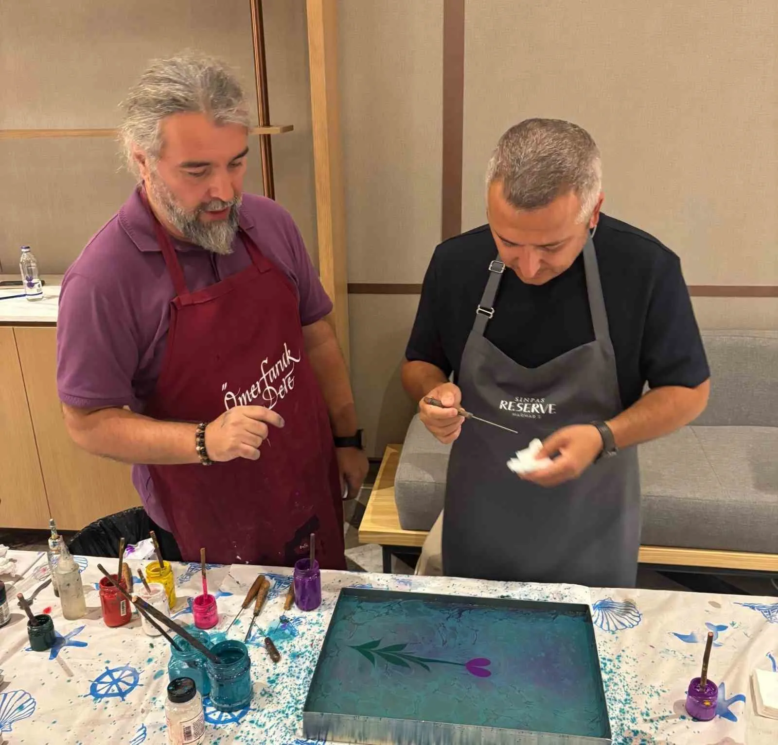 Marmaris’in maviliğinde geleneksel sanat rüzgarı: Ebrû Dere’si sanatseverlerle buluştu