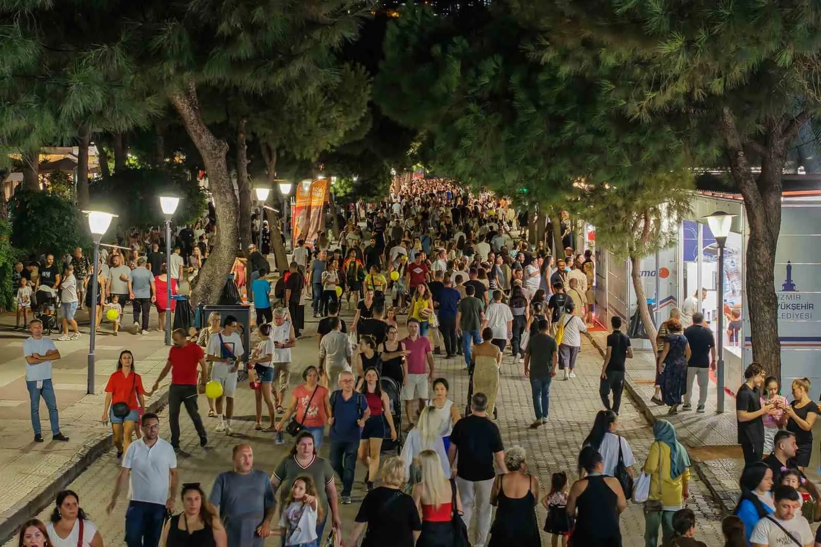 İzmir’in kalbinde sanat rüzgarı: Levent Yüksel ve Salih Bademci izleyiciyi büyüledi
