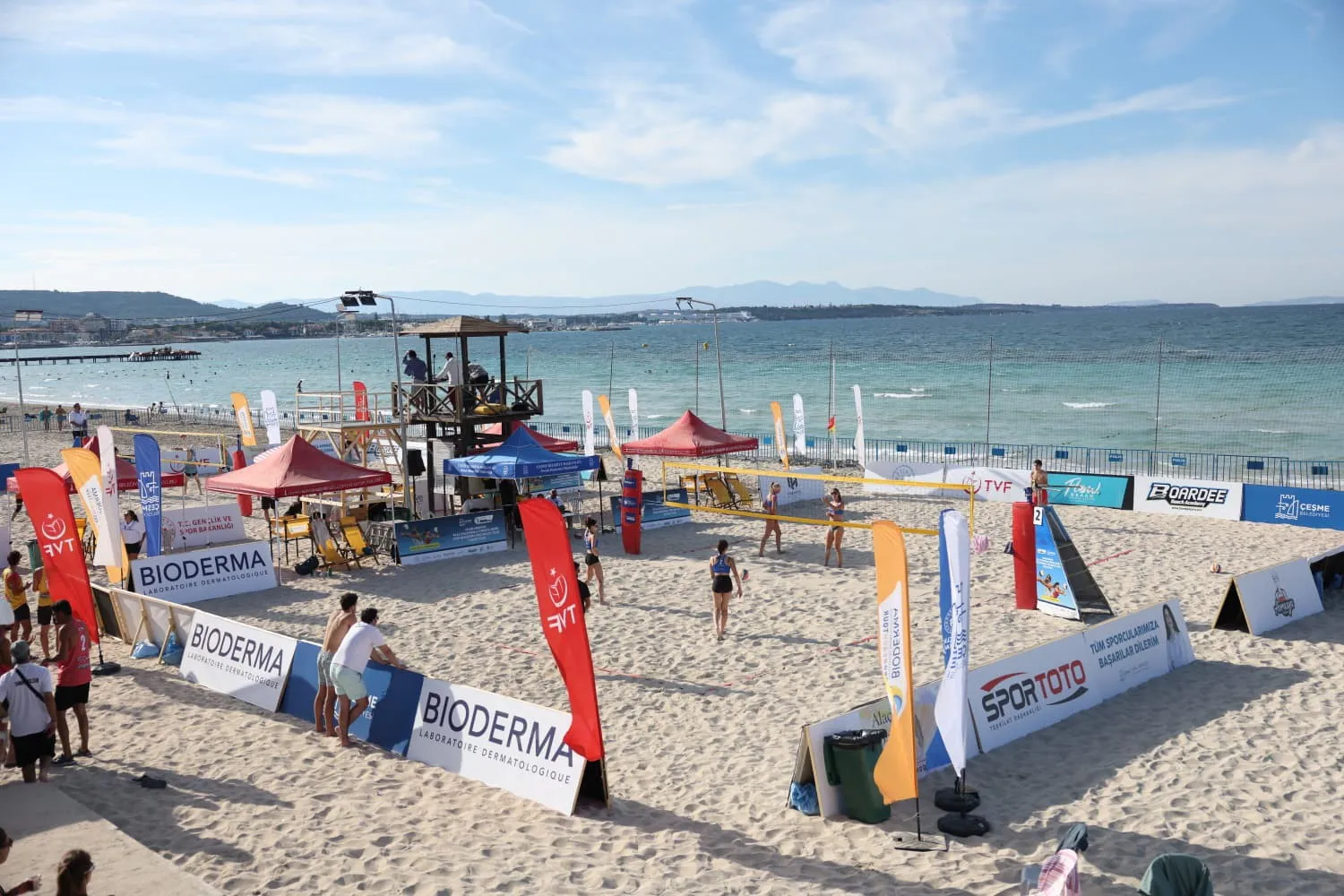 Çeşme’de voleybol şöleni: Kumun yıldızları kupa için ter döküyor
