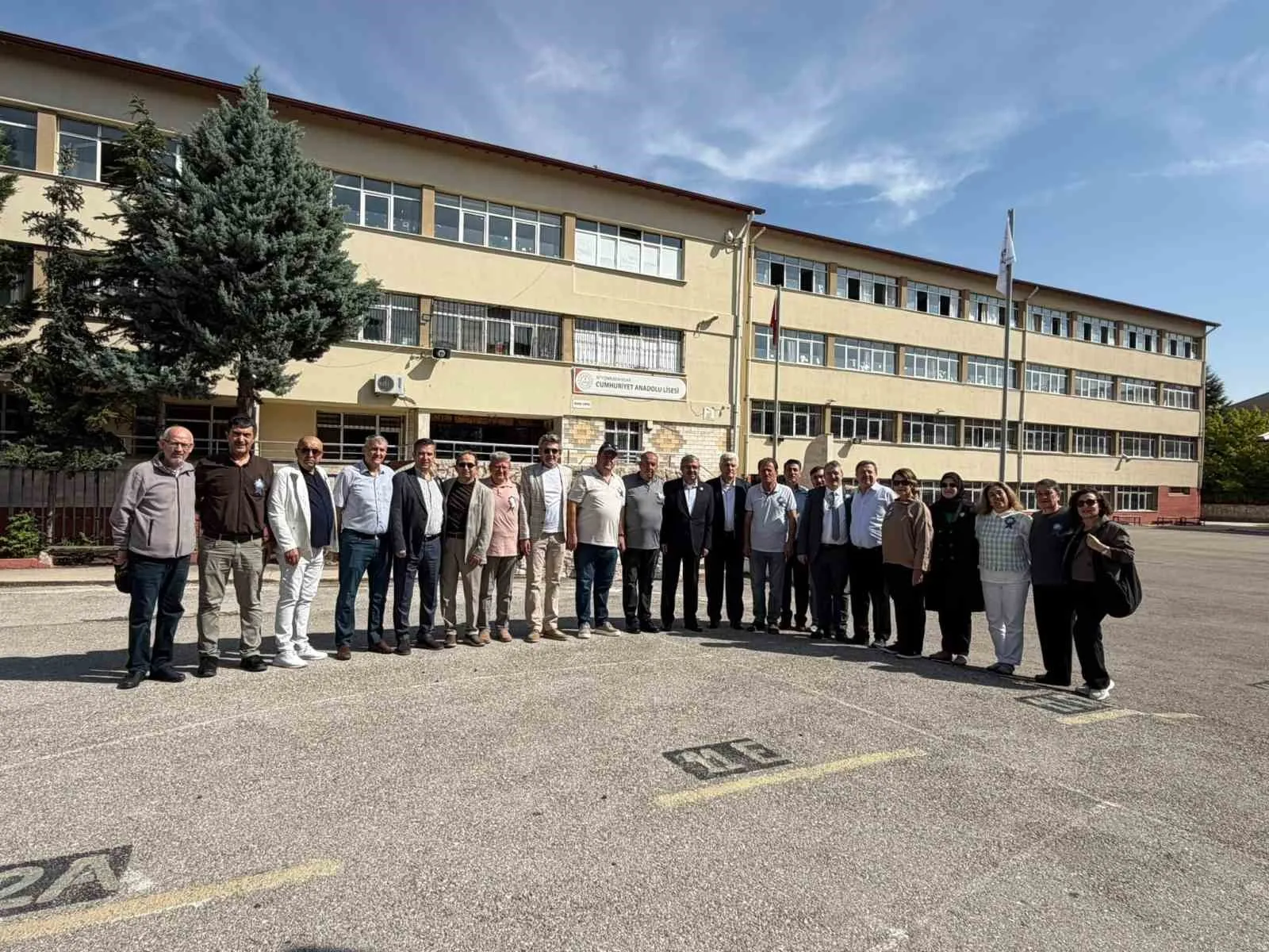 Mezuniyetin üzerinden 40 yıl geçti: O okul bahçesinde zaman durdu
