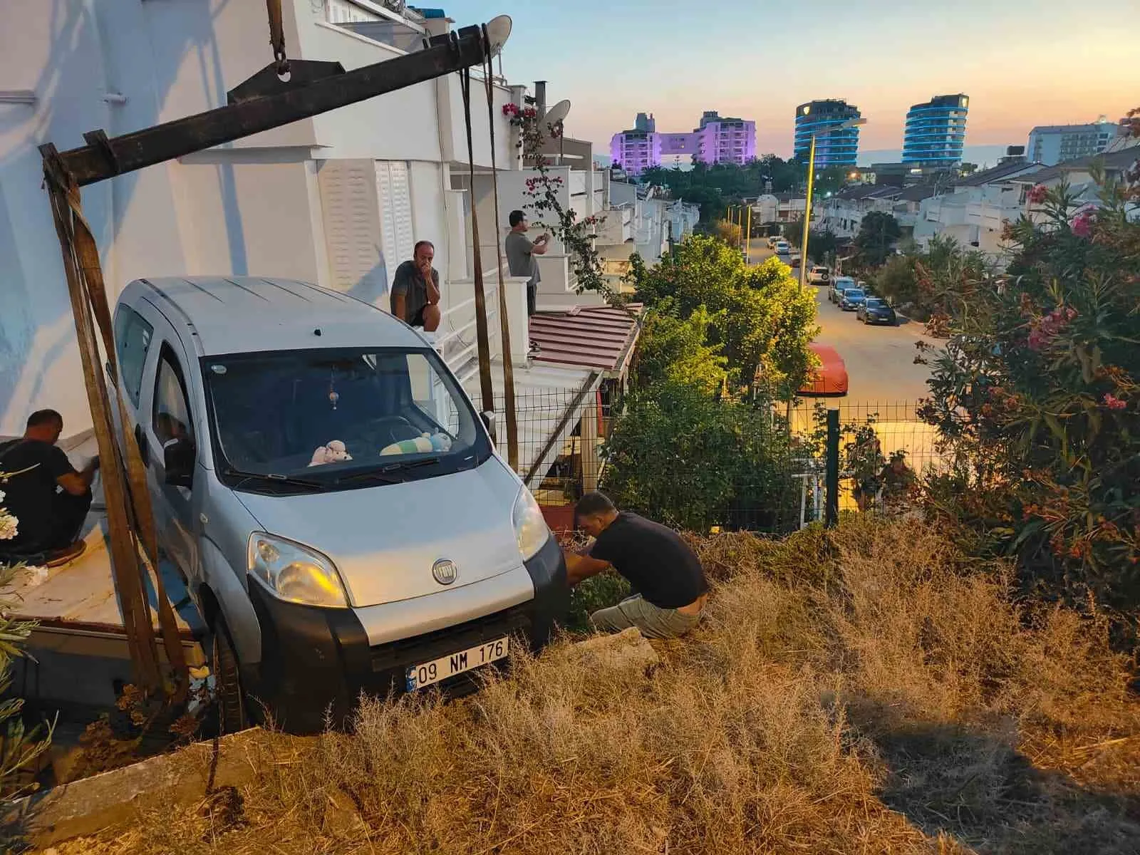 Kuşadası'nda korku dolu anlar: Otomobil balkona çakıldı