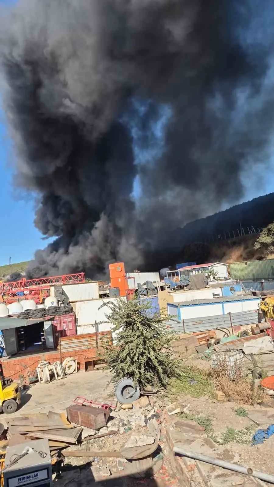 Aliağa'da korkutan dumanlar: Gemi söküm tesisinde alevler yükseldi