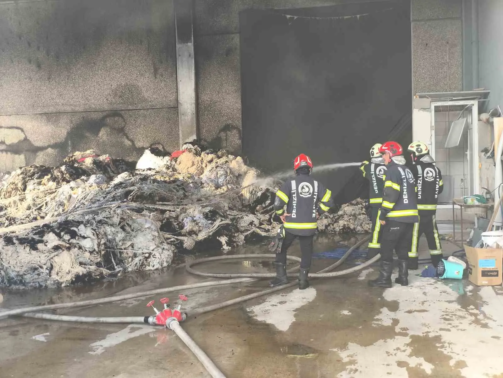 Denizli'de korkutan depo yangını: Ekipler alevleri büyümeden durdurdu