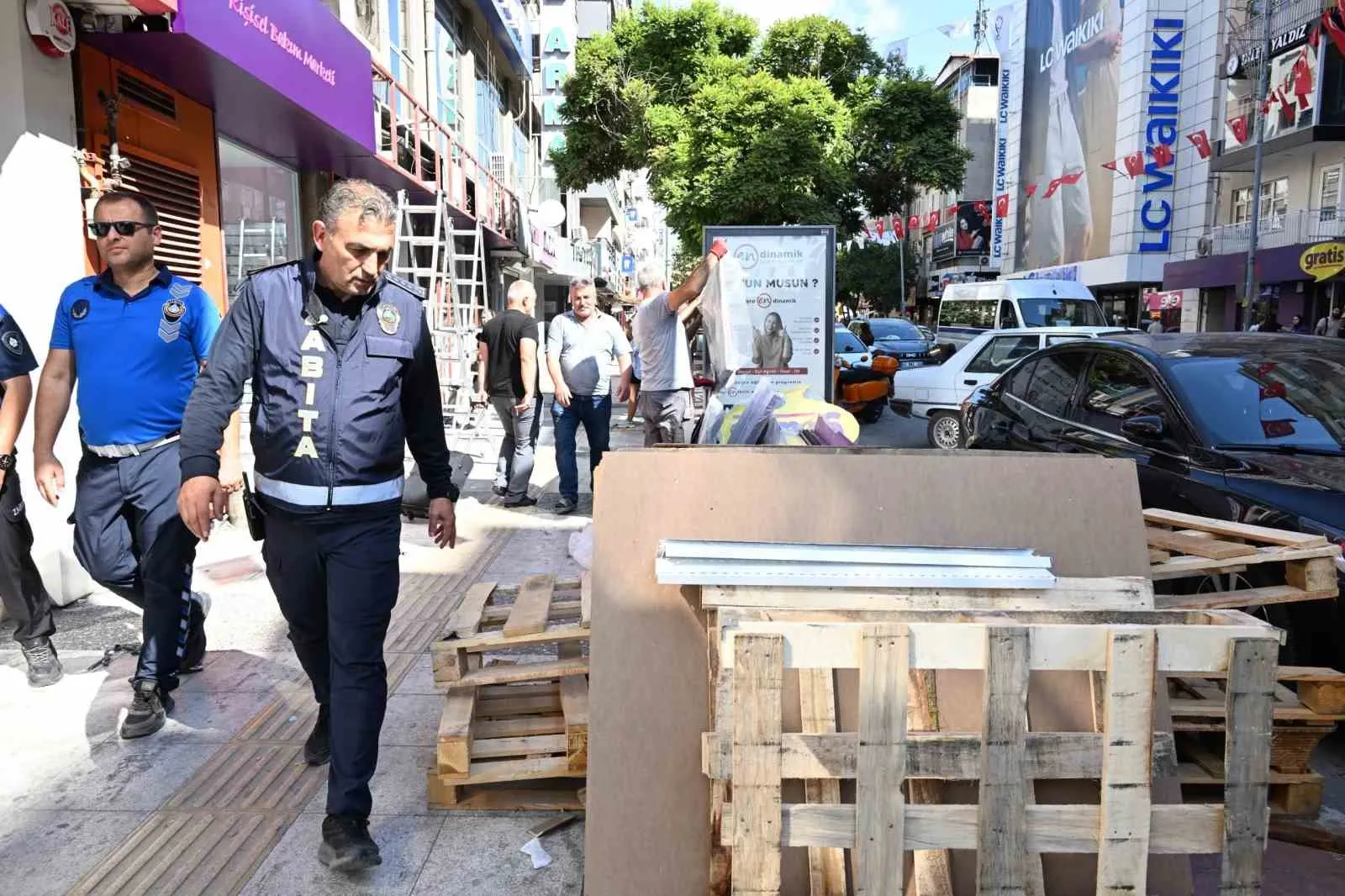 Manisa sokaklarında yaya önceliği dönemi: Kaldırımlar işgalden temizlendi