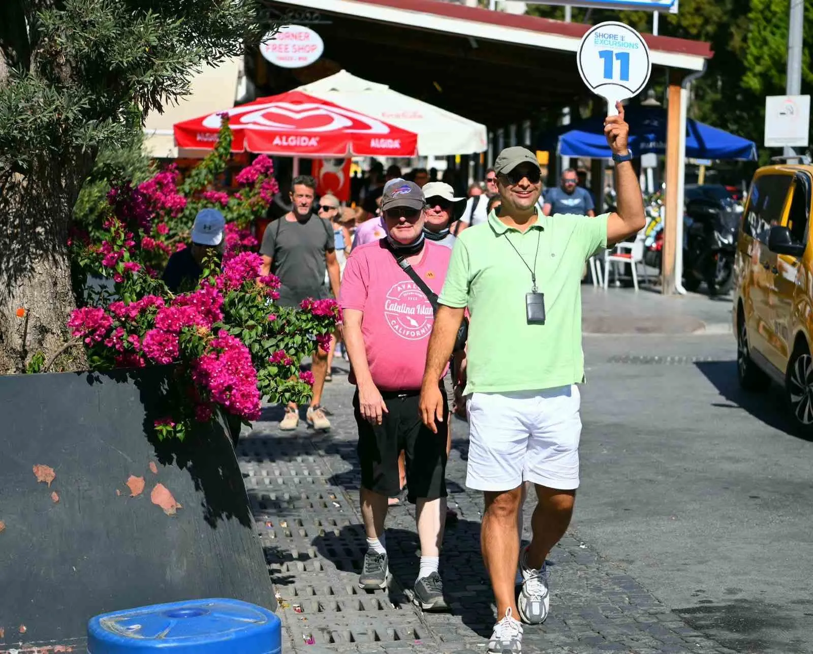 Kuşadası limanına dev gemilerle çıkarma: 8 bine yakın turist çarşıyı hareketlendirdi