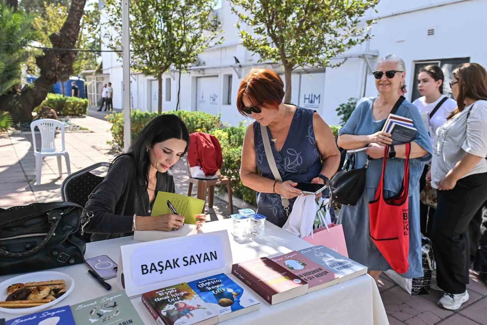 Kültürpark’ta edebiyat rüzgarı dindi: İZKİTAP’ta son gün heyecanı
