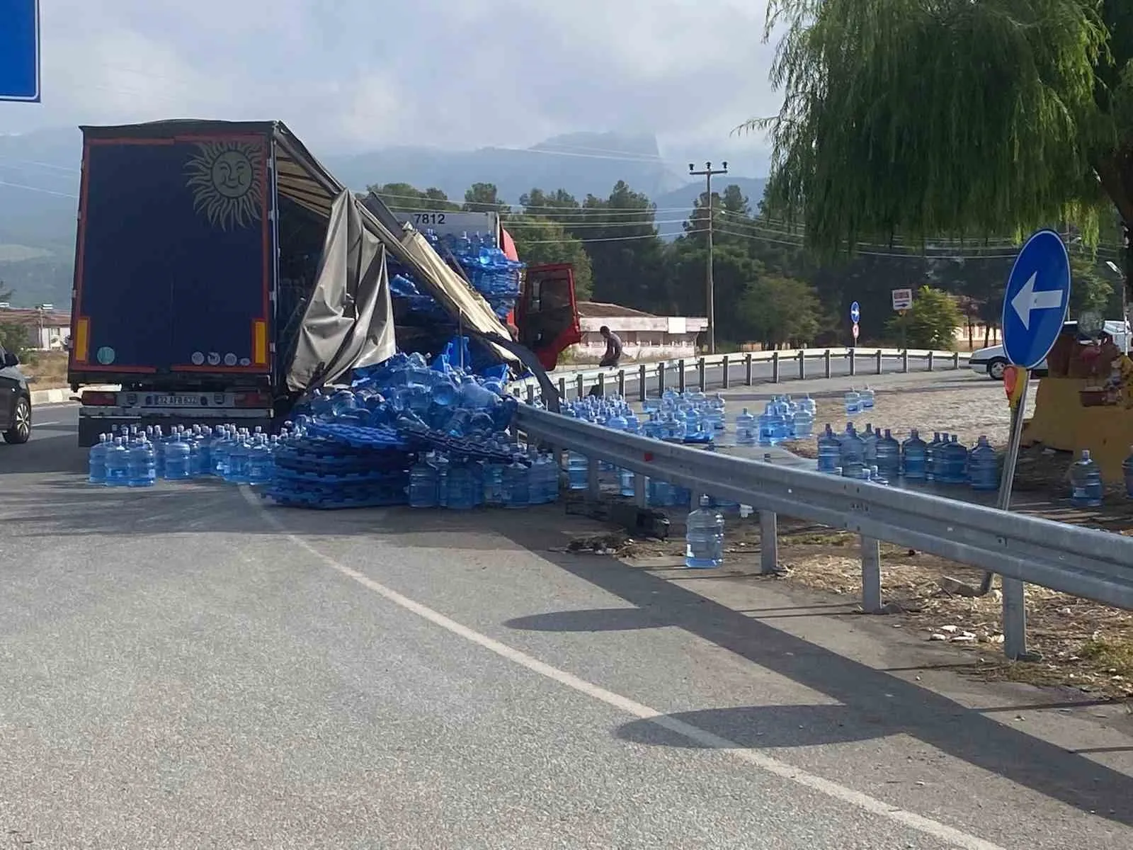 Bozkurt yolunda su taşıyan tır devrildi: Tonlarca yük yola saçıldı