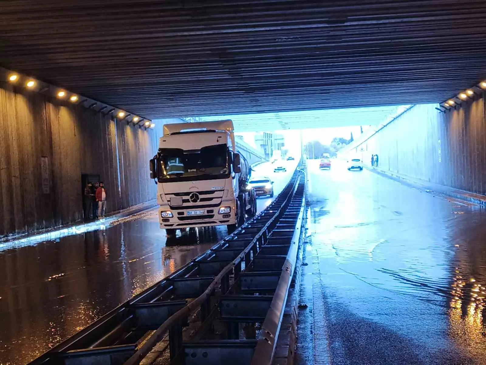 Aydın'da akşam trafiği kabusa döndü: Sağanak yağış kazaları tetikledi