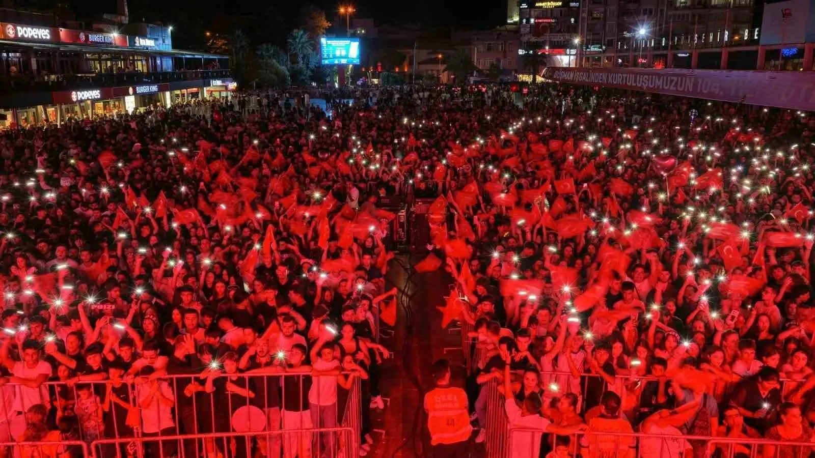 Aydın’da 104. yıl gururu: Meydanlar bayraklarla kırmızı beyaza büründü
