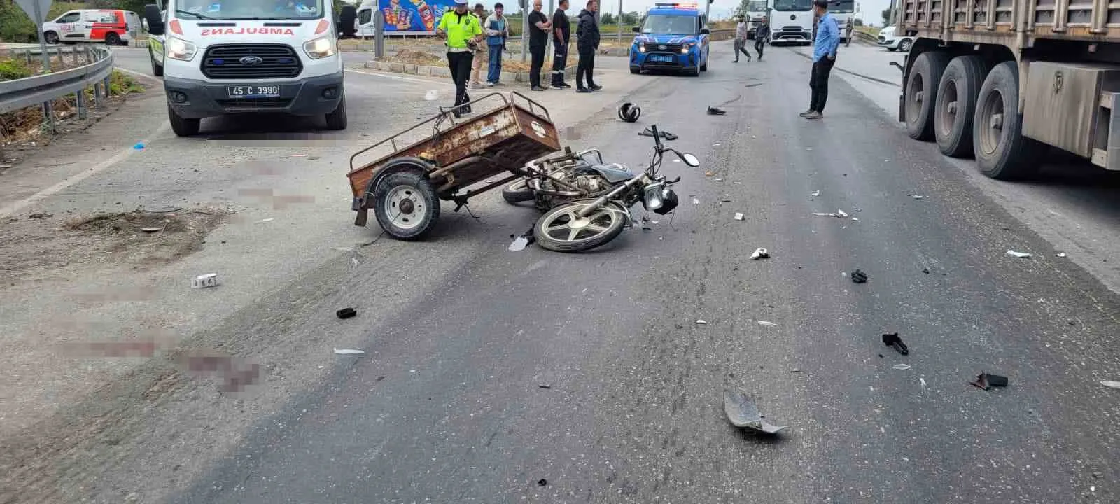 Salihli'de acı kavşak: Sepetli motosiklet sürücüsü hayata tutunamadı