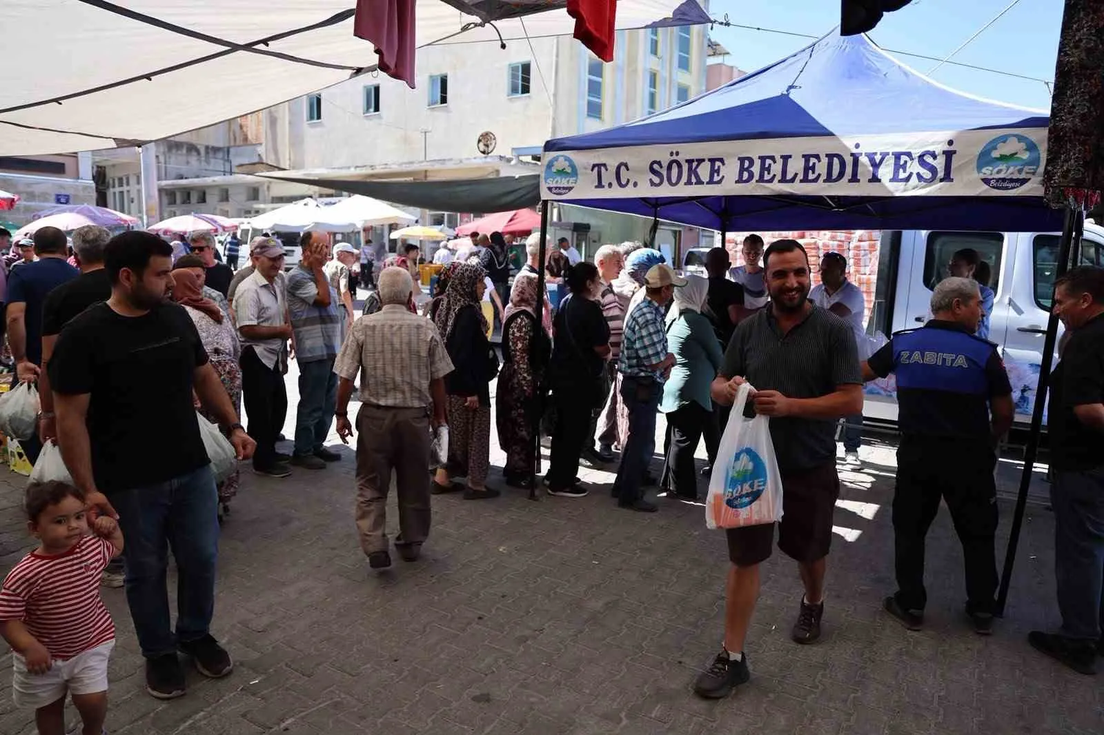 Söke'de tarladan sofraya uzanan dayanışma köprüsü: Belediye unları Bağarası'na ulaştı