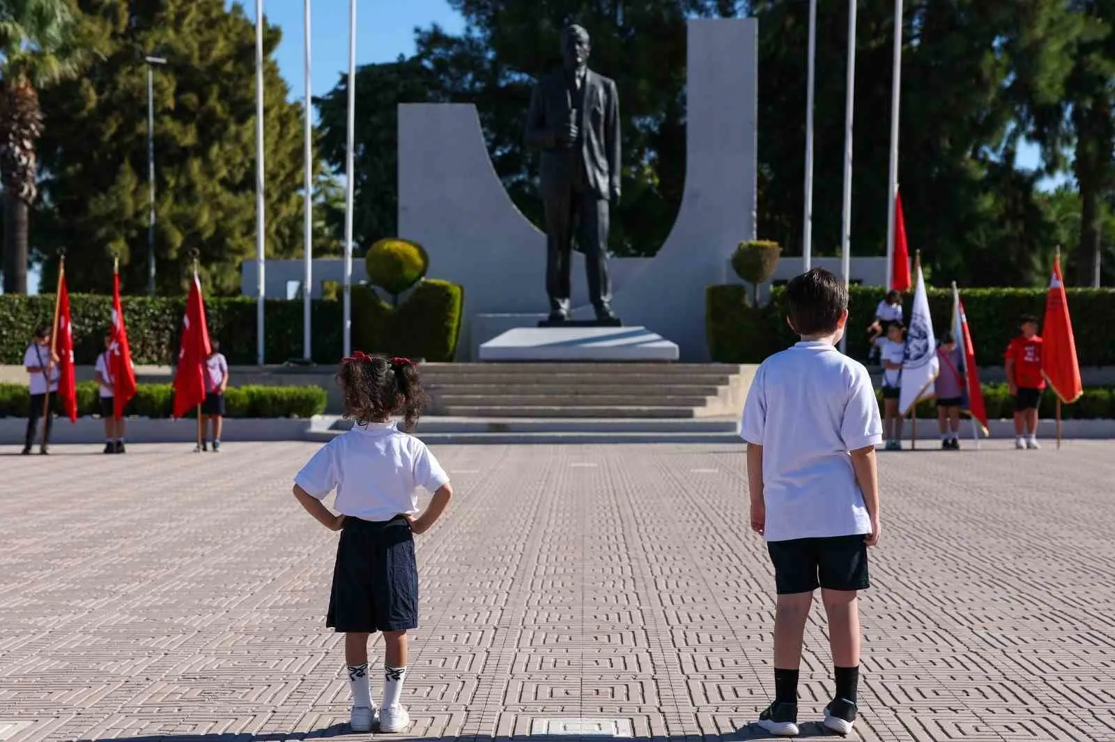 Aliağa’da ders zili heyecanı: Geleceğin mimarları sınıflarını doldurdu