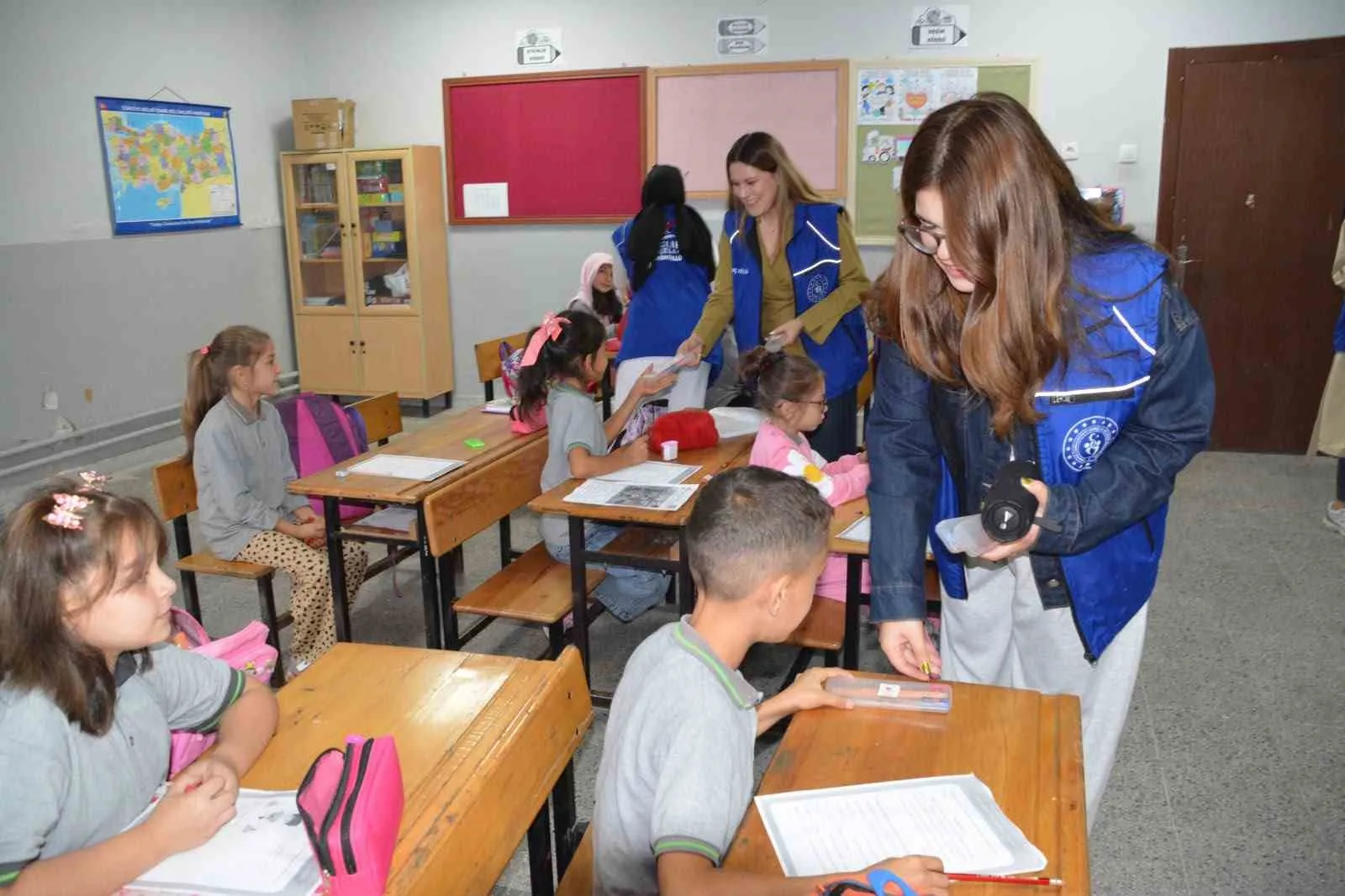 Okul yolunda gönüllü dayanışması: Miniklerin yüzünü güldürdüler