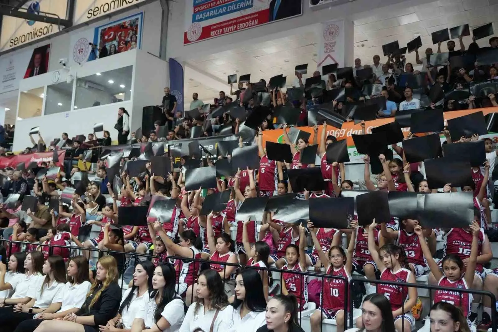 Turgutlu’dan dünyaya çocuk hakları manifestosu: Tribünler tek yürek oldu