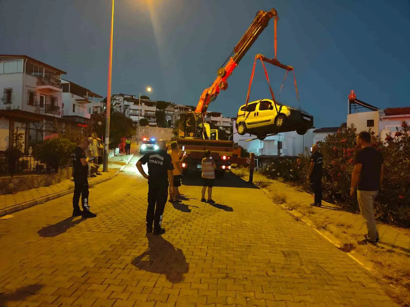 Kuşadası'nda korku dolu anlar: Otomobil balkona çakıldı