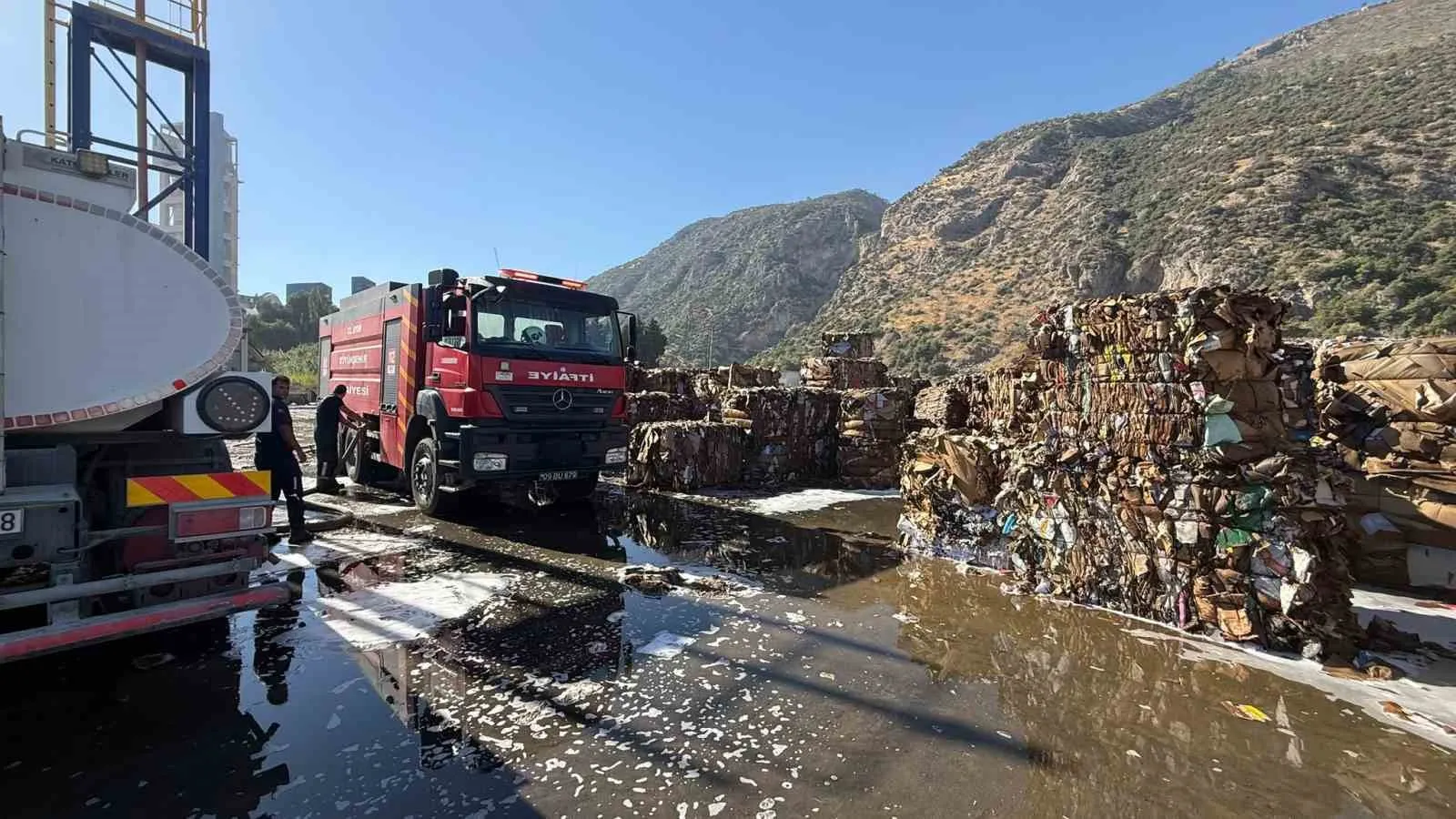 Söke’deki dev fabrikada korkutan yangın: İtfaiye ekipleri zamanla yarıştı