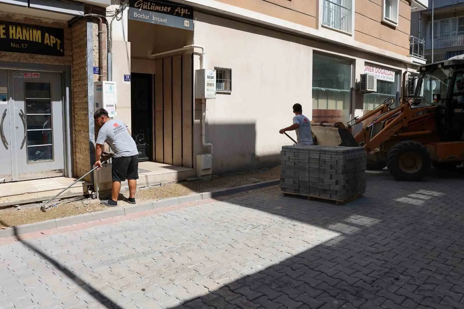 Efeler'de ulaşım konforu için düğmeye basıldı: Sokaklar yenileniyor