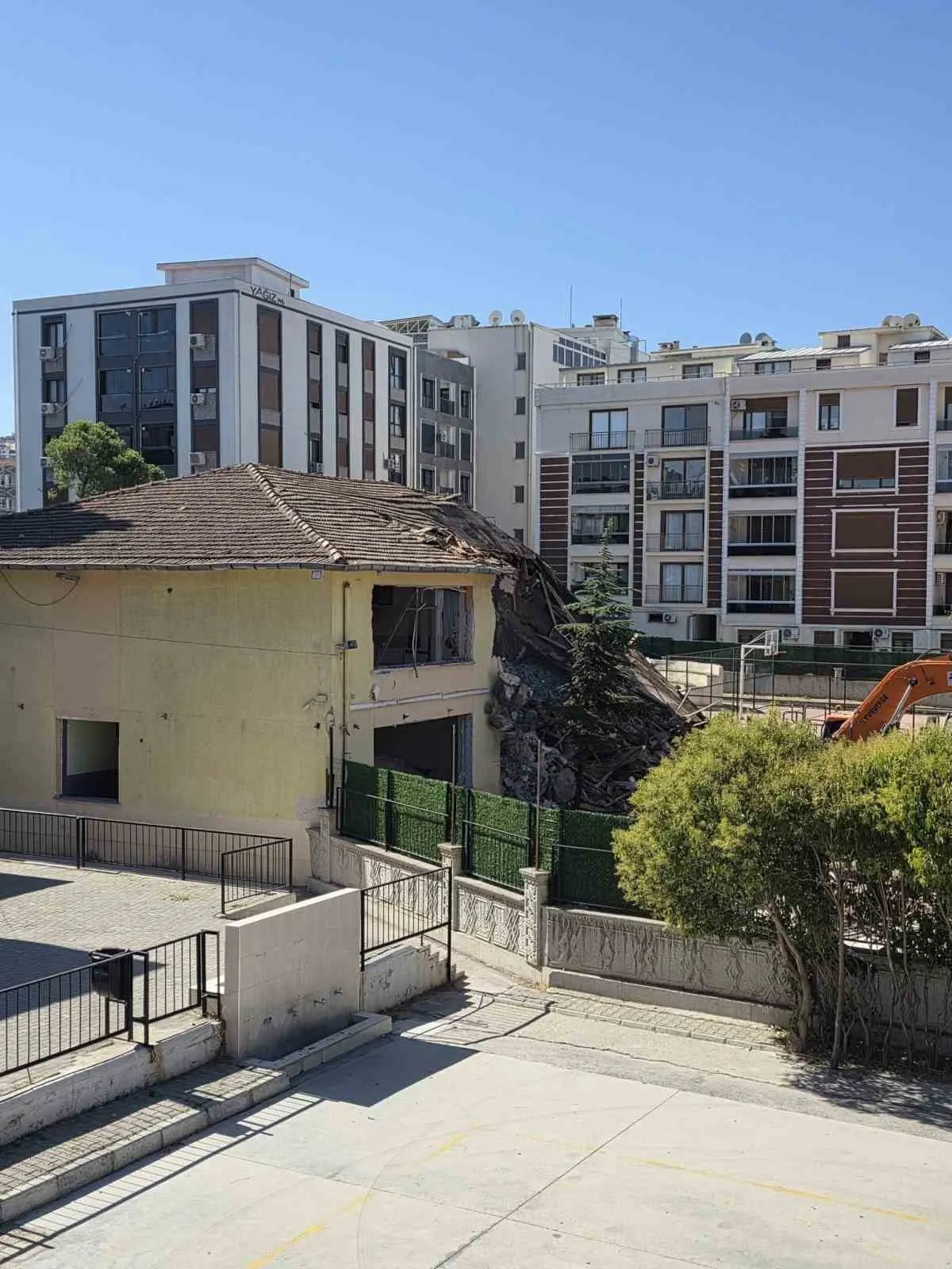 Aliağa’da yarım asırlık okul binasına veda: Yerine modern eğitim kompleksi geliyor