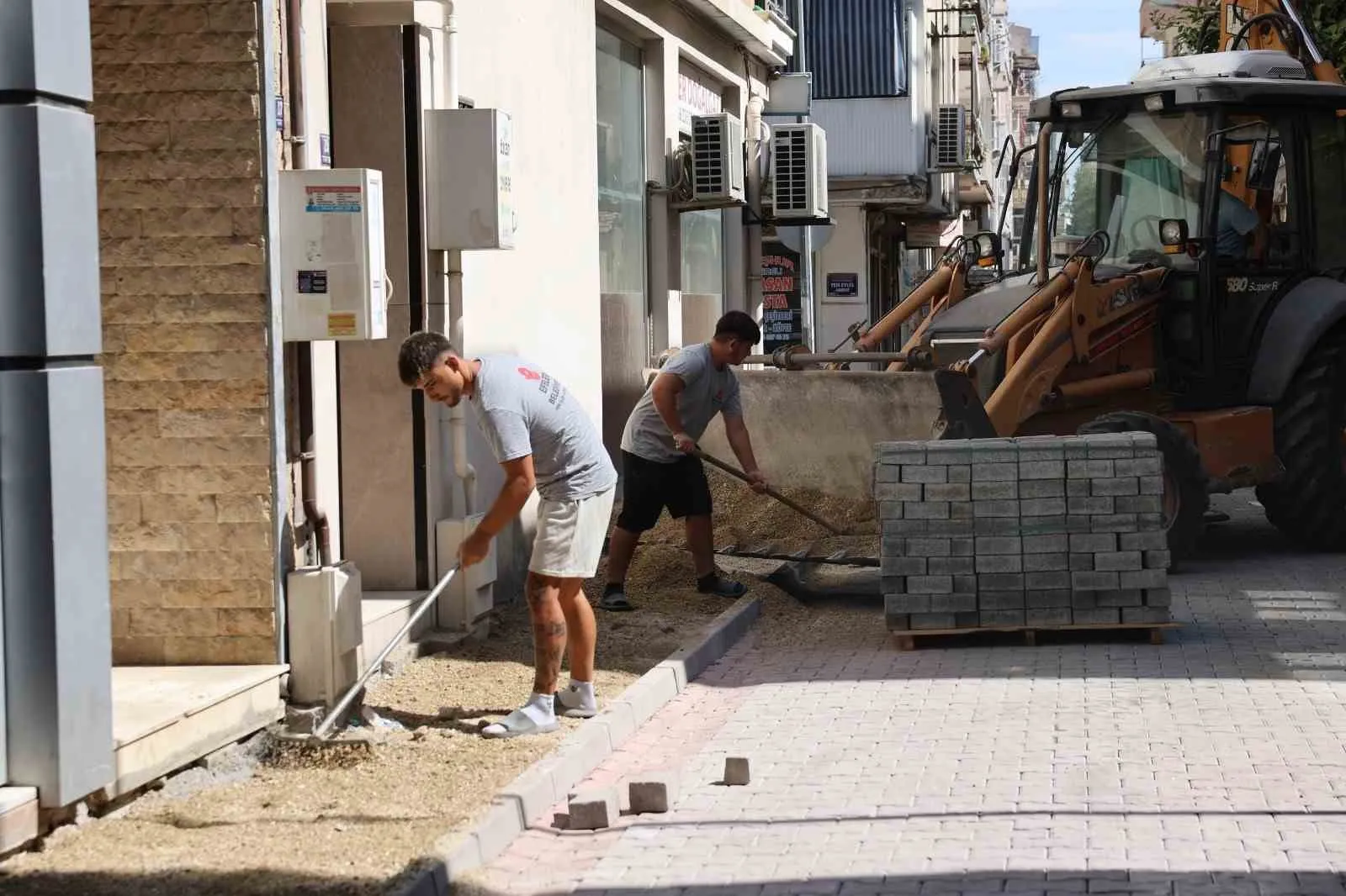 Efeler'de ulaşım konforu için düğmeye basıldı: Sokaklar yenileniyor