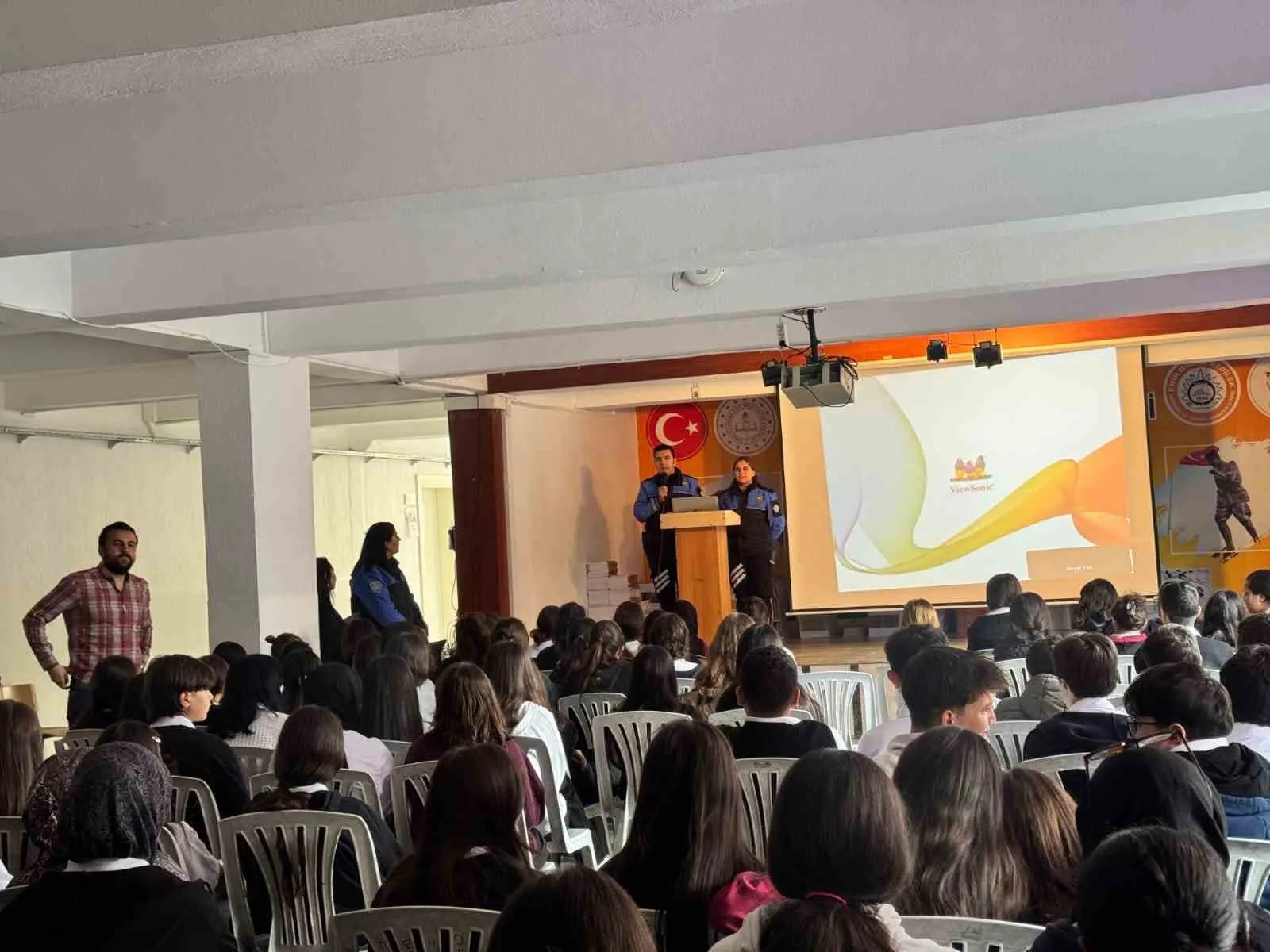 Gençlerin güvenliği için sahaya indiler: Polislerden lise öğrencilerine özel eğitim