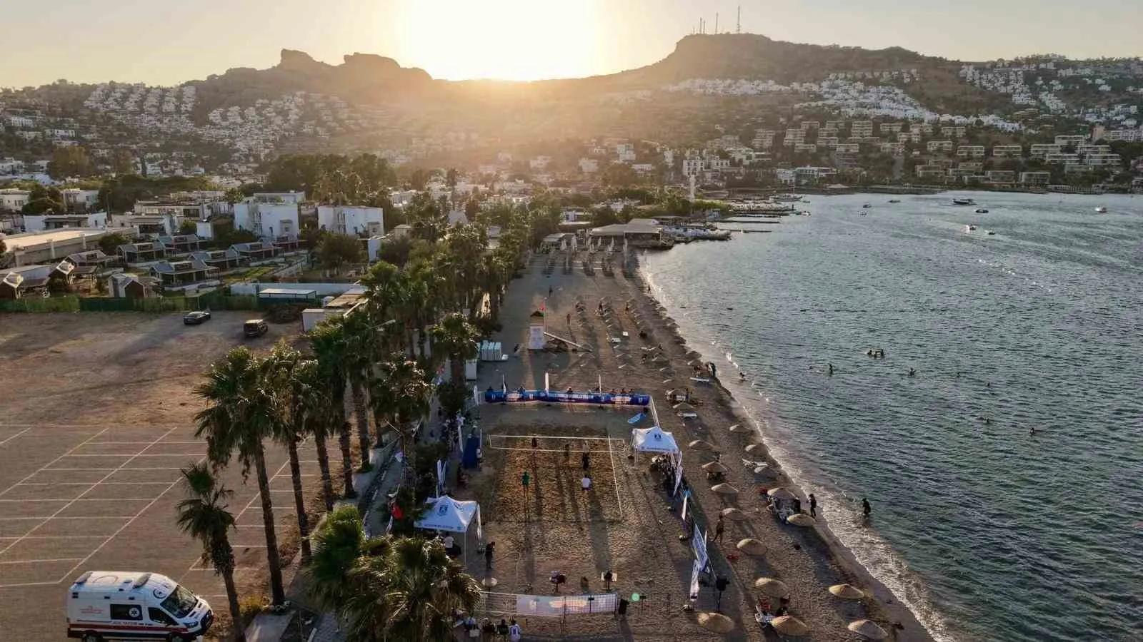 Bodrum’un plajlarında voleybol rüzgarı: 16 takım şampiyonluk için ter döküyor