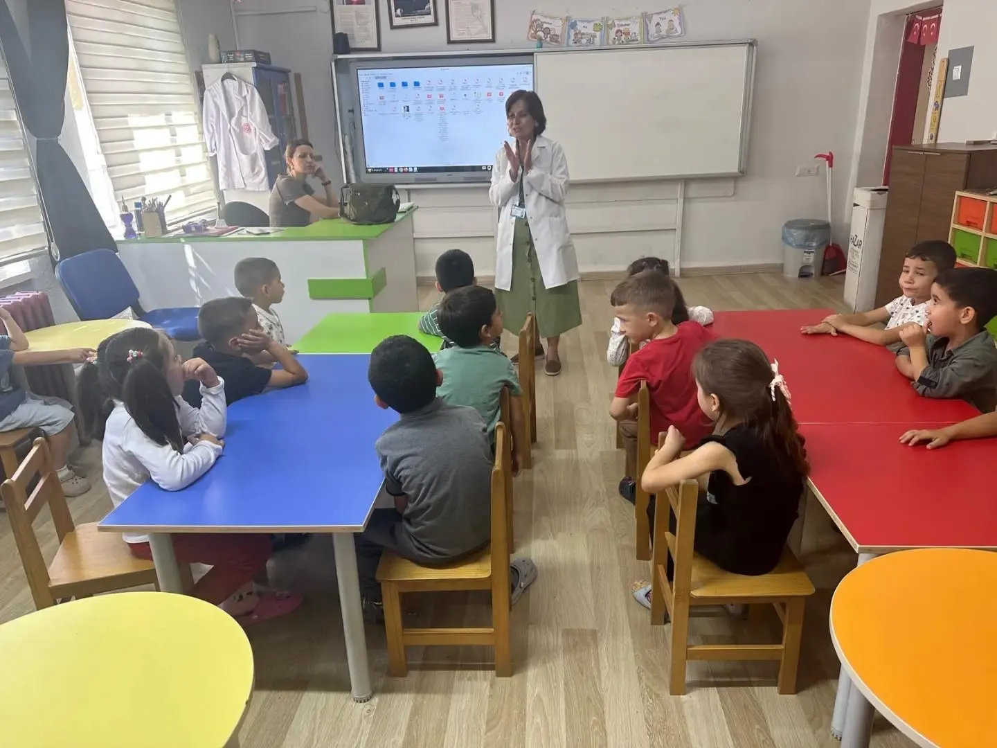 Nazilli’de sağlıklı gülüşler için okul sıralarına uzman eli değdi