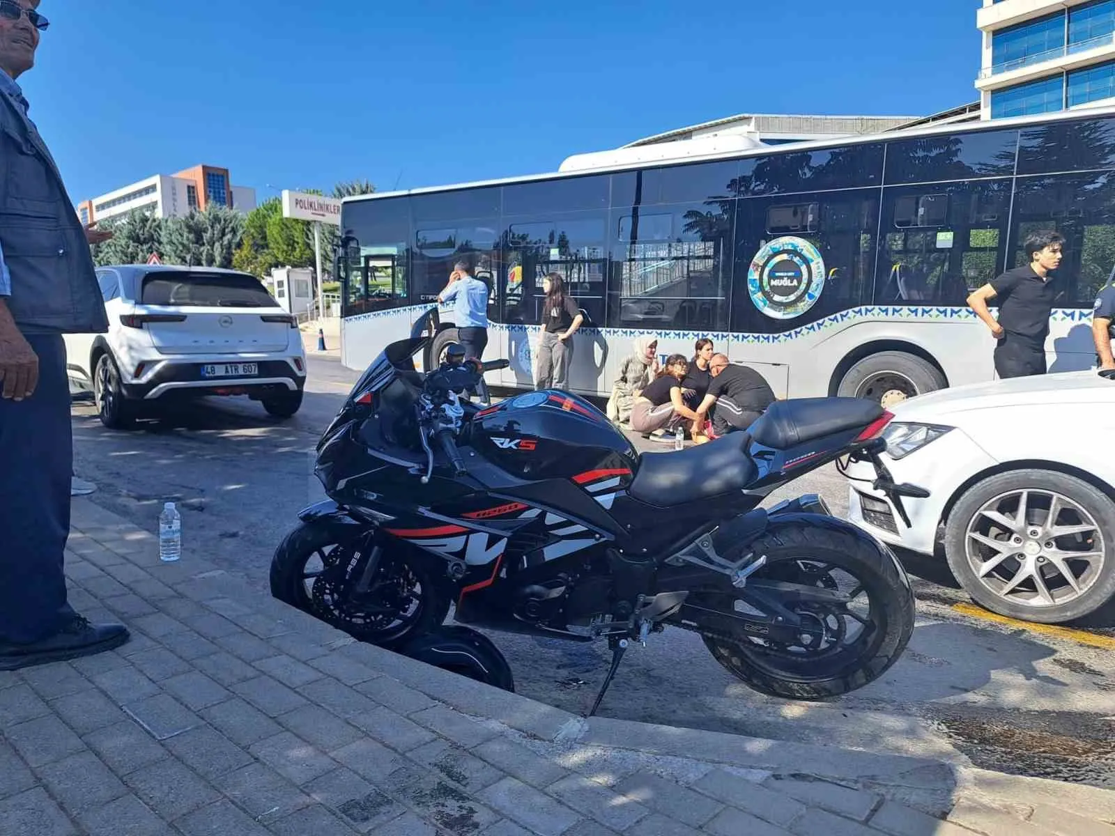 Menteşe'de trafik kazası: Hastane yolunda motosiklet yayaya çarptı