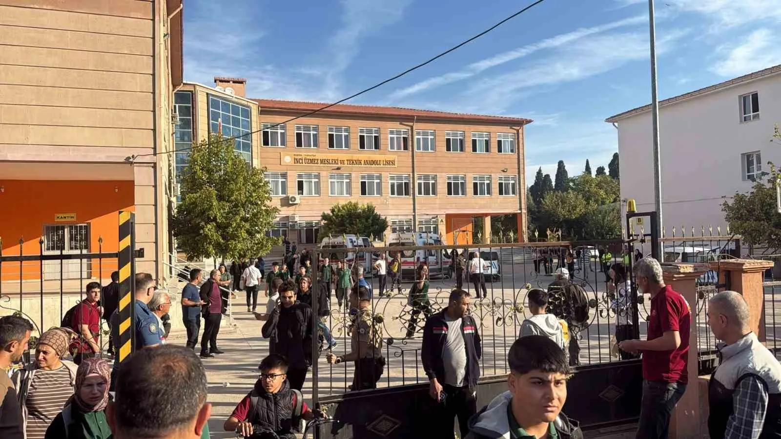 Turgutlu'da okul önünde silah sesleri: Veliler ve polis karşı karşıya geldi